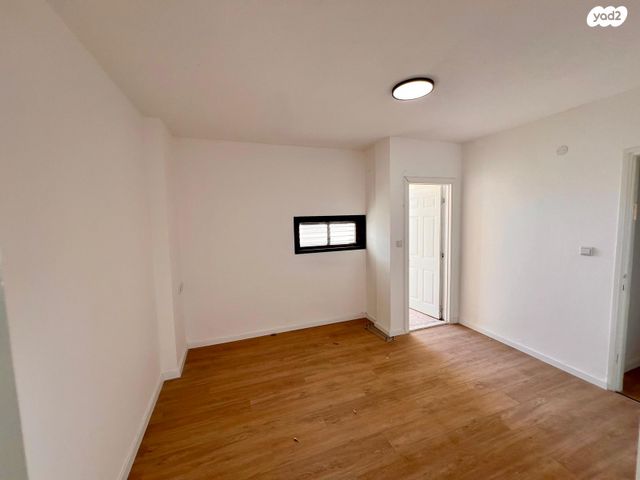 גג/ פנטהאוז, אורי צבי גרינברג, חולון