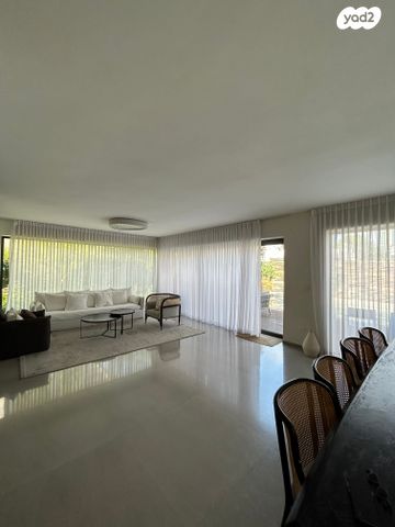 טריפלקס, הרצליה פיתוח, הרצליה