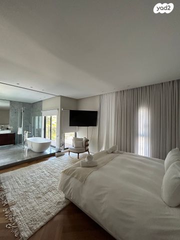 טריפלקס, הרצליה פיתוח, הרצליה