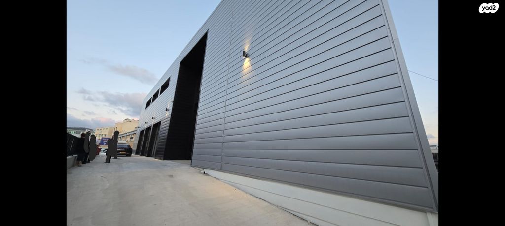 מבני תעשיה, מפעלי נחם הר טוב