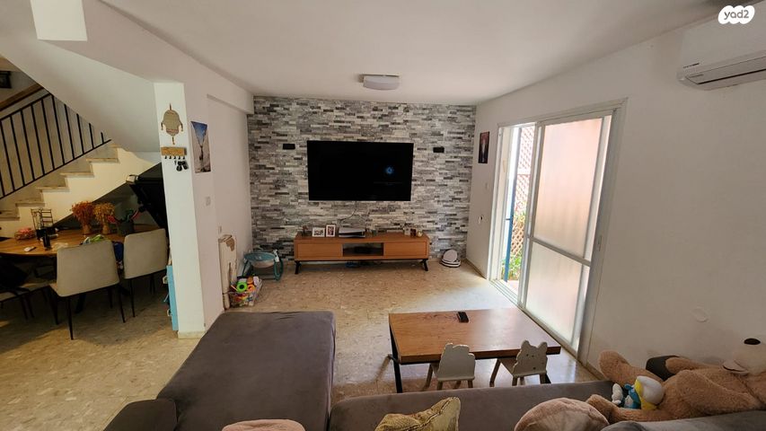 דו משפחתי, לויטס, חדרה