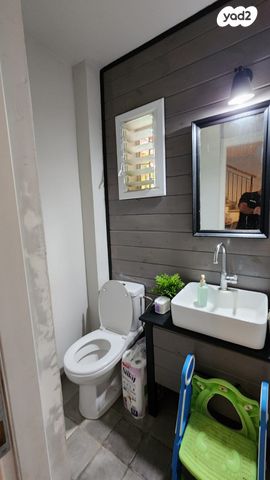 דו משפחתי, לויטס, חדרה