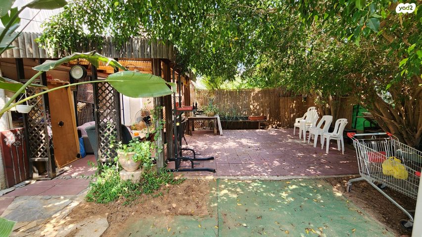 דו משפחתי, לויטס, חדרה