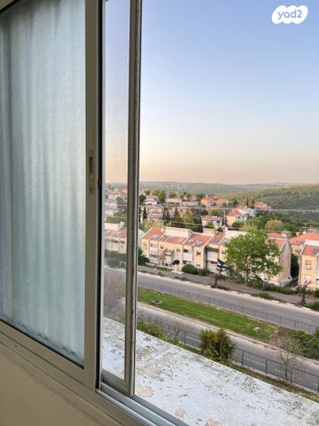 קרן היסוד 13