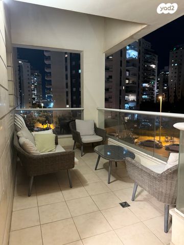 דירה, אלוף רחבעם זאבי, הדר המושבות החדשה / אם המושבות החדשה, פתח תקווה