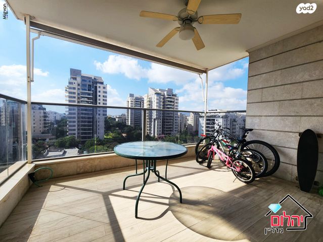 דירה, הזמר העברי, כפר סבא