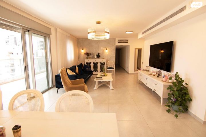 גג/ פנטהאוז, החותרים, טירת כרמל