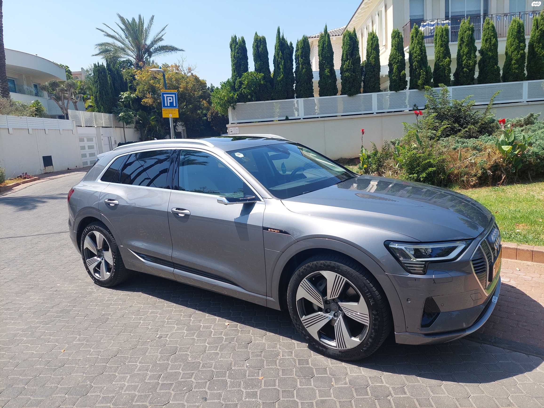 מודעת רכב אאודי E-tron
