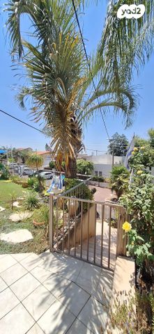 דו משפחתי, אלפי מנשה