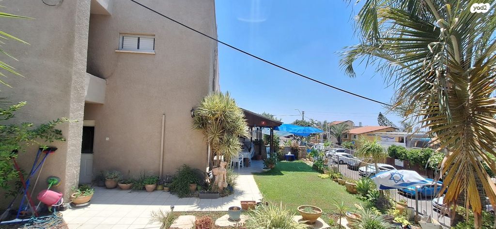 דו משפחתי, אלפי מנשה