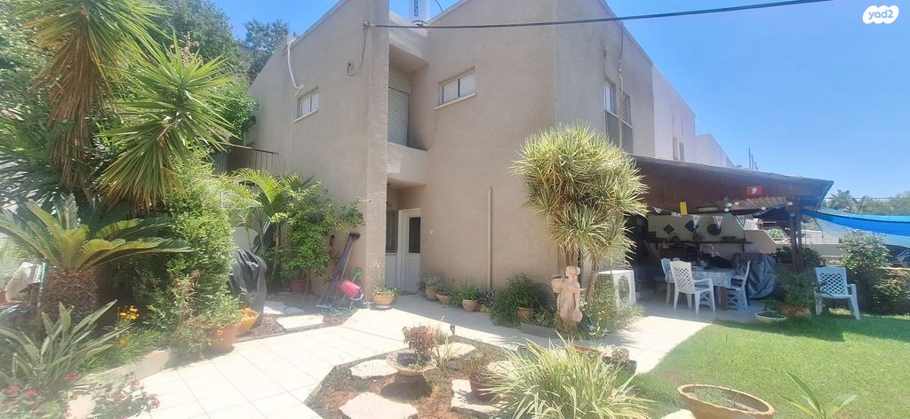 דו משפחתי, אלפי מנשה