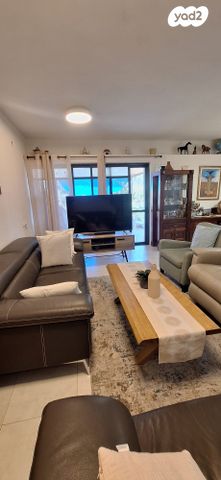 דו משפחתי, אלפי מנשה