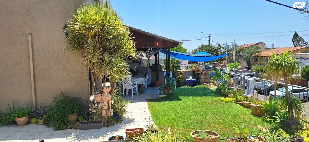 דו משפחתי, אלפי מנשה