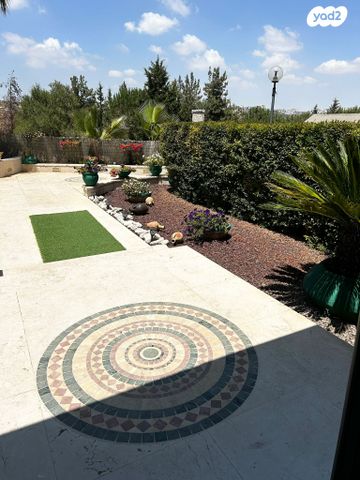 טריפלקס, נווה מנחם, גבעת זאב