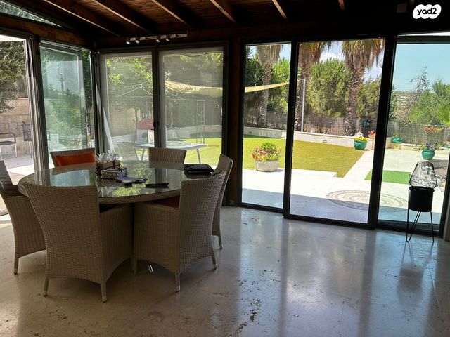 טריפלקס, נווה מנחם, גבעת זאב