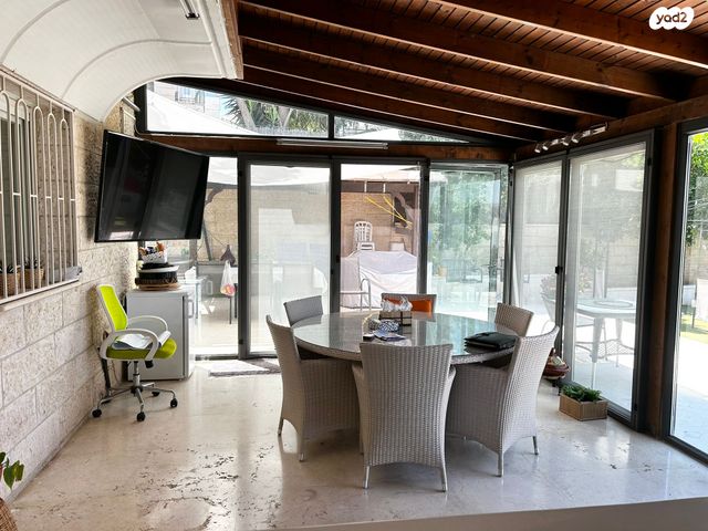 טריפלקס, נווה מנחם, גבעת זאב