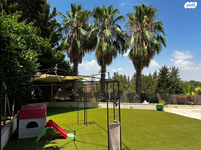 טריפלקס, נווה מנחם, גבעת זאב