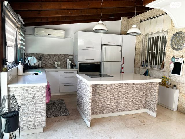 טריפלקס, נווה מנחם, גבעת זאב