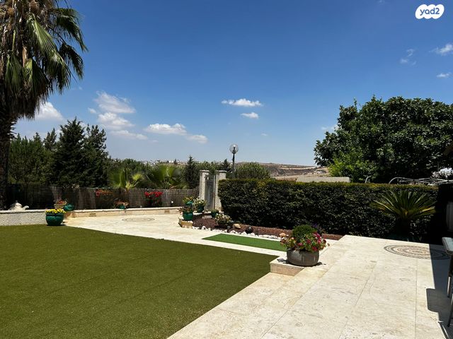 טריפלקס, נווה מנחם, גבעת זאב