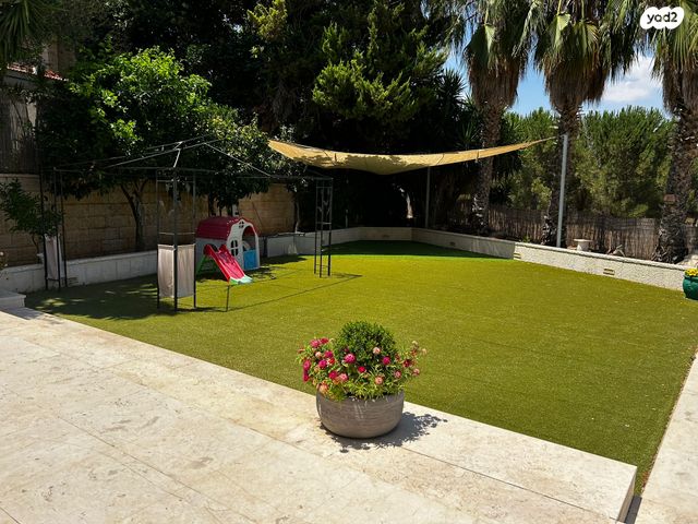 טריפלקס, נווה מנחם, גבעת זאב