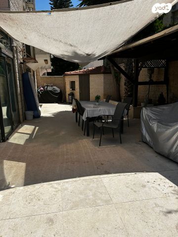 טריפלקס, נווה מנחם, גבעת זאב