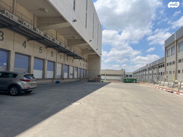 מחסנים, ראש העין