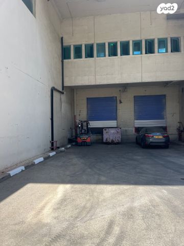 מחסנים, ראש העין