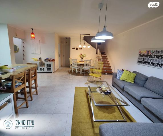 דו משפחתי, בת חפר