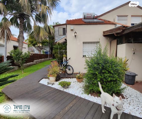 דו משפחתי, בת חפר