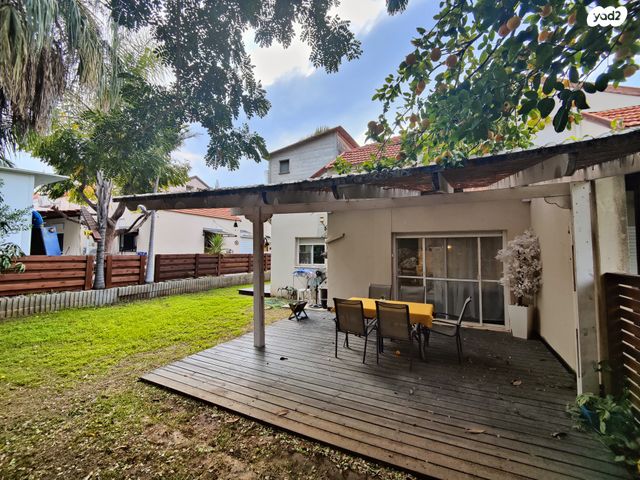 דו משפחתי, בת חפר