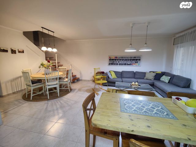 דו משפחתי, בת חפר