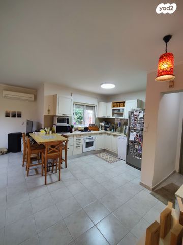 דו משפחתי, בת חפר