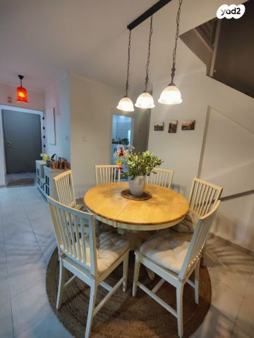 דו משפחתי, בת חפר