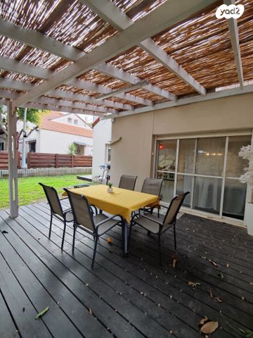 דו משפחתי, בת חפר