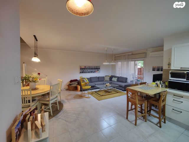 דו משפחתי, בת חפר