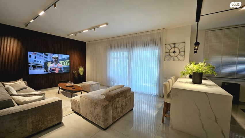 גג/ פנטהאוז, הצנחנים, אריק שרון, נהריה