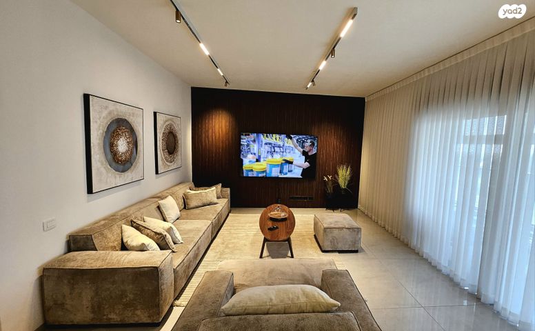 גג/ פנטהאוז, הצנחנים, אריק שרון, נהריה