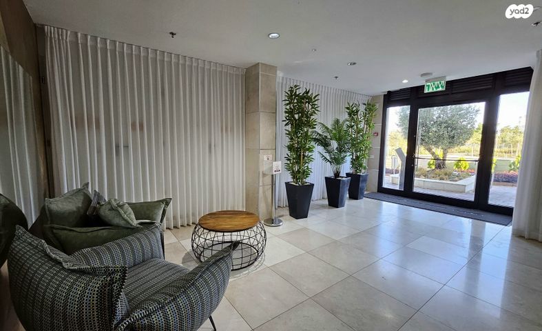 גג/ פנטהאוז, הצנחנים, אריק שרון, נהריה