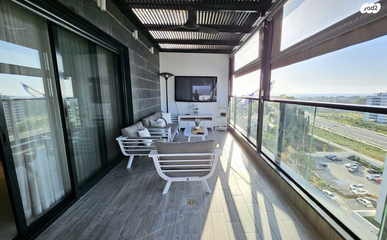 גג/ פנטהאוז, הצנחנים, אריק שרון, נהריה