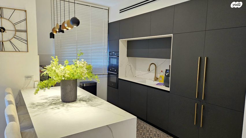 גג/ פנטהאוז, הצנחנים, אריק שרון, נהריה