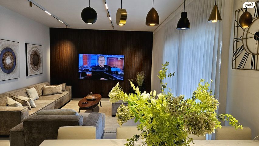 גג/ פנטהאוז, הצנחנים, אריק שרון, נהריה