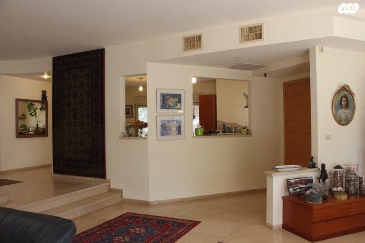 דו משפחתי, קיסריה