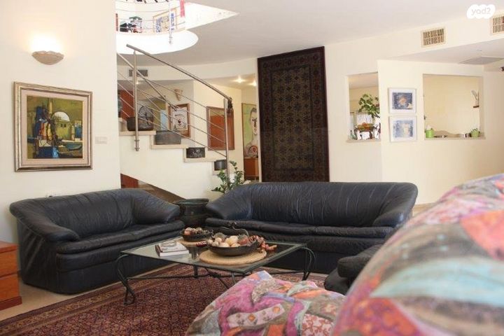 דו משפחתי, קיסריה