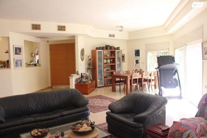 דו משפחתי, קיסריה