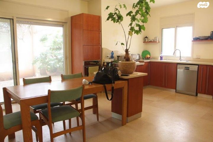 דו משפחתי, קיסריה