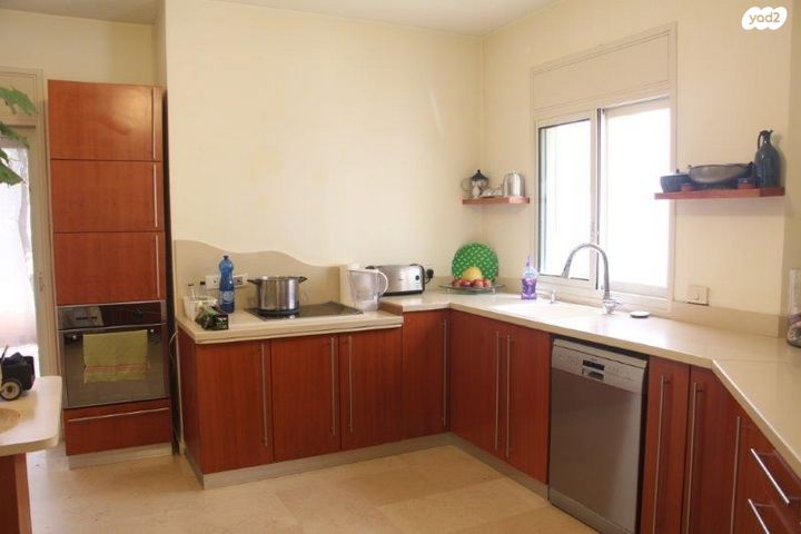 דו משפחתי, קיסריה