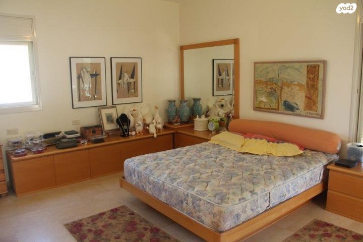 דו משפחתי, קיסריה