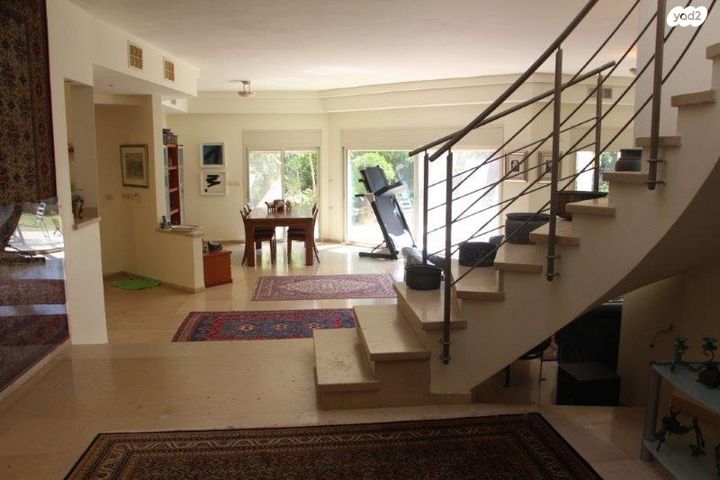 דו משפחתי, קיסריה