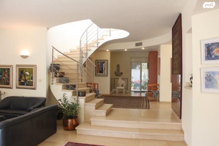 דו משפחתי, קיסריה