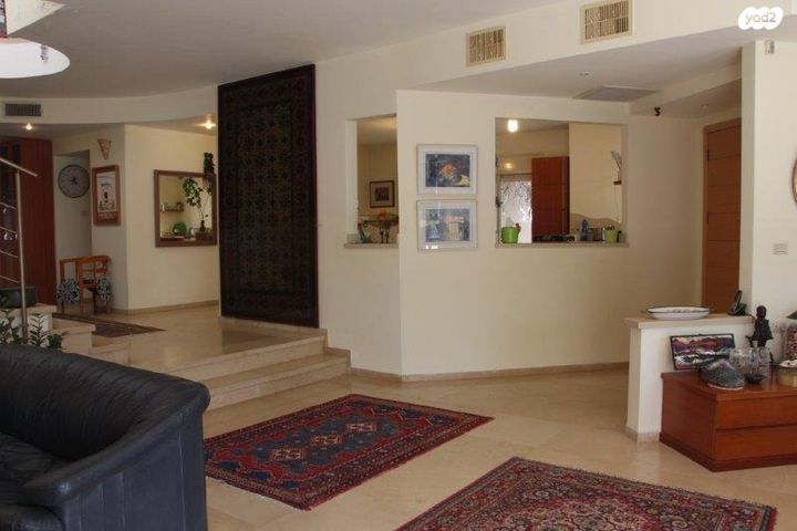 דו משפחתי, קיסריה